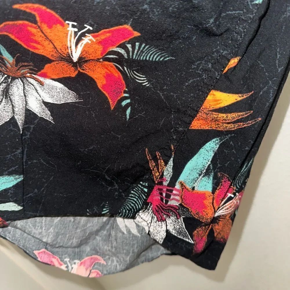 Volcom Men’s Tropical Button Down Tee - Picture 4 of 9